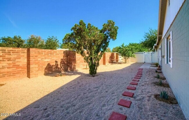 Building Photo - 1430 E Meadowbrook Ave