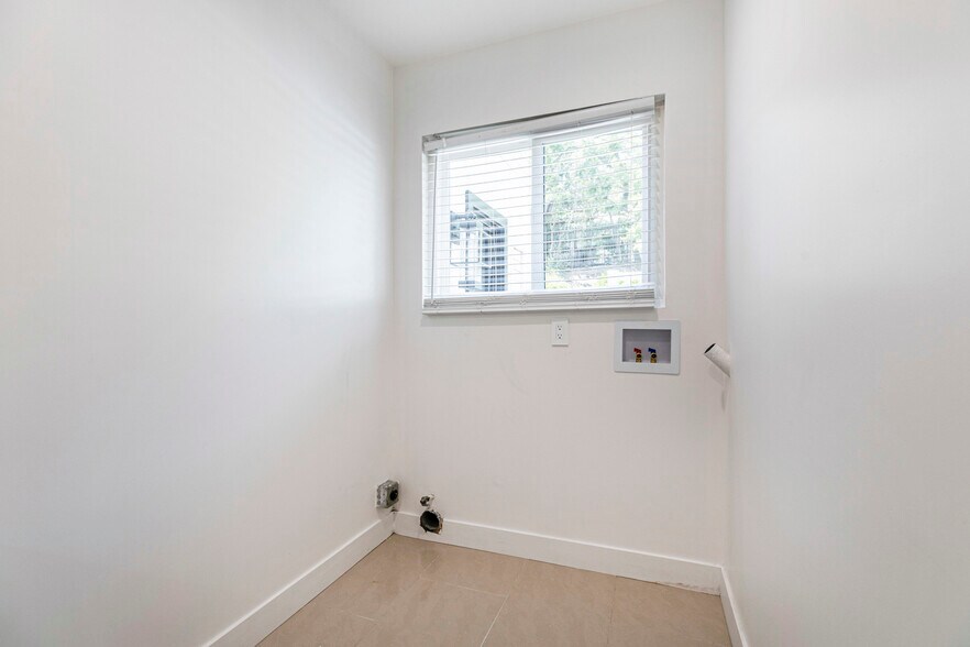 Building Photo - 3125 Emerald Isle Dr