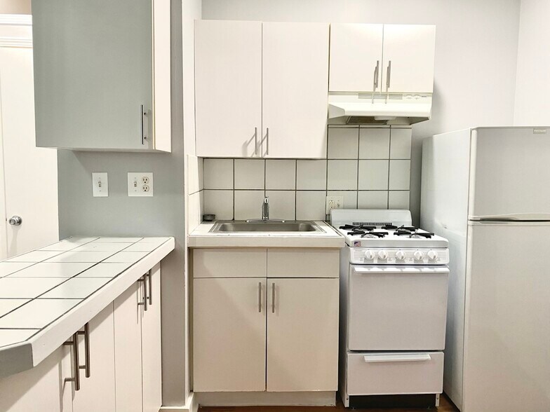 Building Photo - 4031 N Kenmore Ave