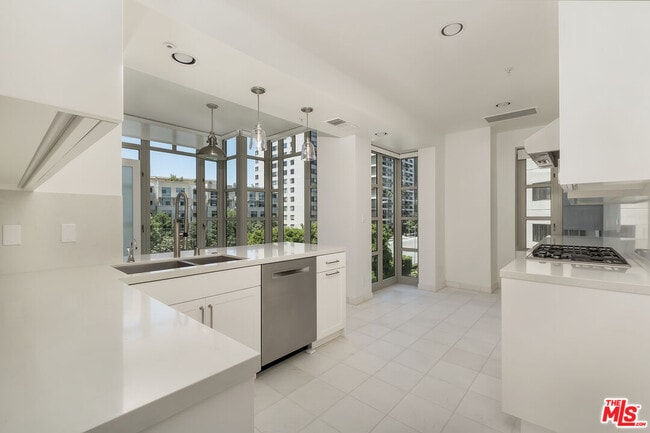 Building Photo - 10580 Wilshire Blvd