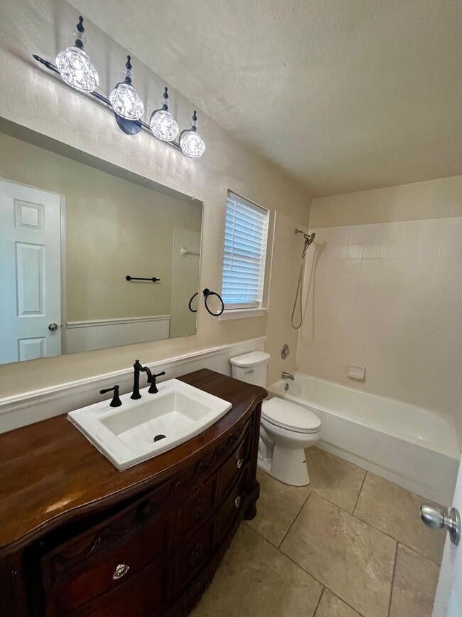 Building Photo - *Fantastic Home in Great Stone Oak Location*