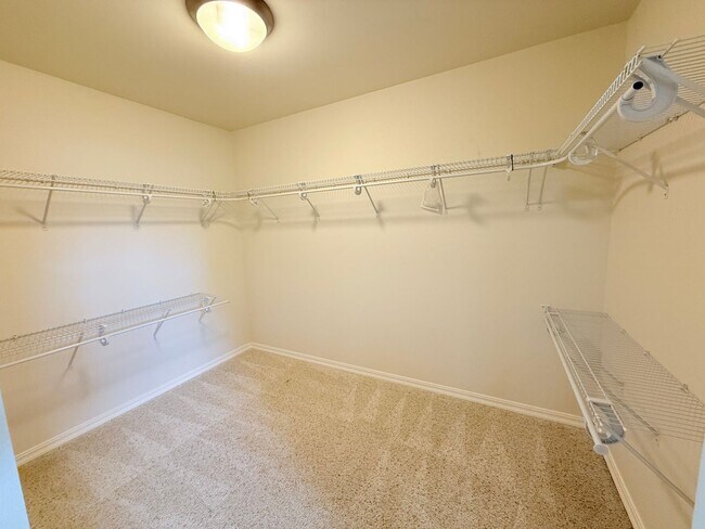 Building Photo - Spacious 5 Bedroom Home with A/C, Den, Waterfall in Prime Kenmore Cul-de-Sac