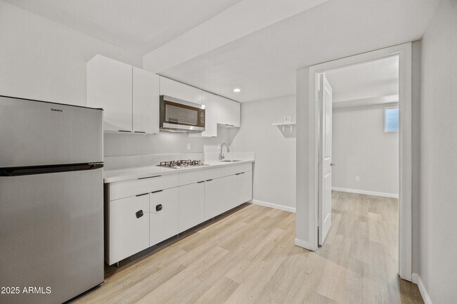 Building Photo - 3025 N 32nd St