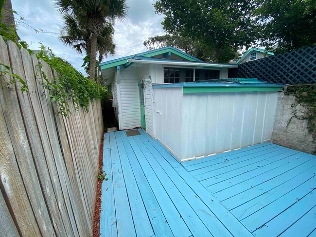 Building Photo - Beautiful large studio 2 blocks from the b...