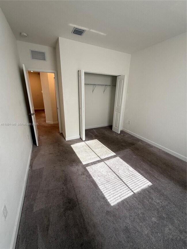 Building Photo - 1021 SE 27th Terrace