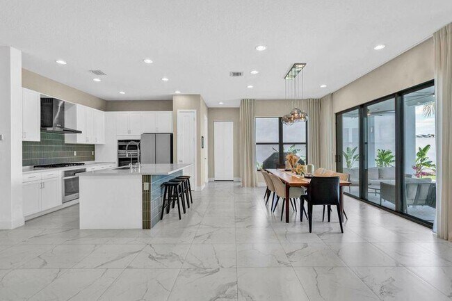 Building Photo - 8239 Oceanus Dr