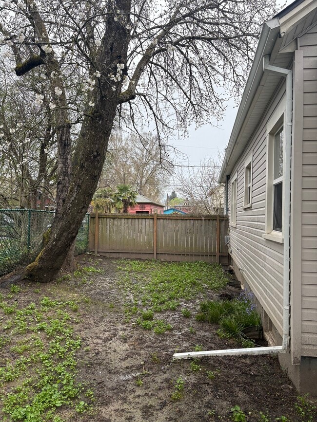 Building Photo - 2542 SE 18th Ave