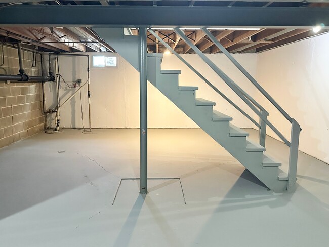 Building Photo - 1721 E Roosevelt Rd