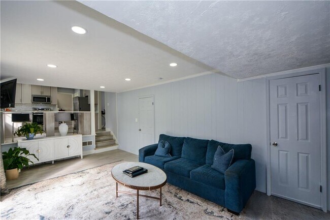 Building Photo - 643 Navarre Dr