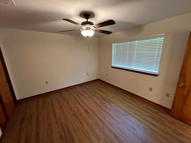 Building Photo - Baker's Historic Buffwood Subdivision, 3 bedroom, 2 bath home loaded with amenities