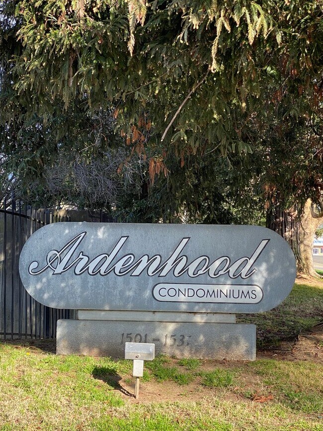 Building Photo - Bright Vaulted-Ceiling Condo in Gated Community • Pool • W/D Included • Move-In Ready
