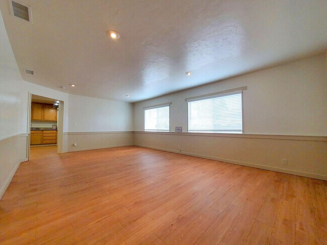 Building Photo - Mollison Duplex