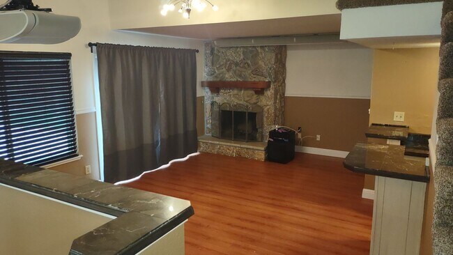 Building Photo - 1617 Oakview Dr