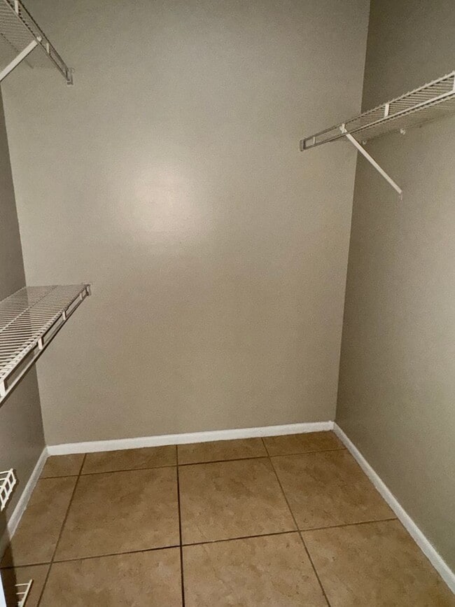 Building Photo - Spacious open floor plan 2/2 located in highly desirable Siesta Lago!