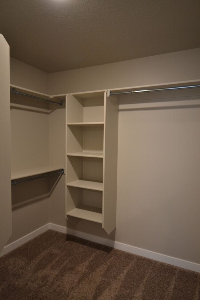 Building Photo - Gorgeous 4 Bed 3 Bath Townhouse in Riverton!