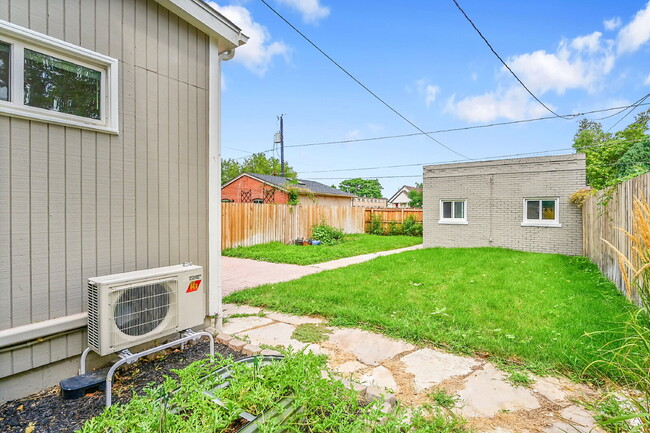Building Photo - $3,595 - 3 Bed, 2 Bath Updated Home In Den...