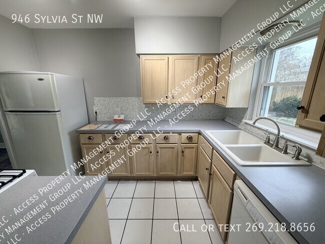Building Photo - 946 Sylvia St NW