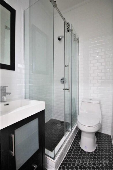 Building Photo - Stunning Modern Studio w Full Amenities