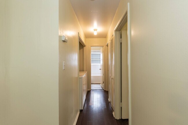 Building Photo - 817 S Plum St
