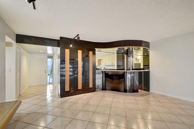 Building Photo - 5519 Fairway Park Dr