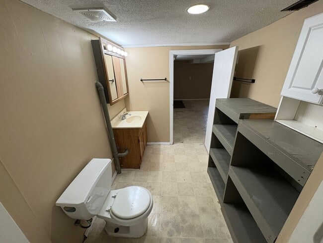 Building Photo - Home w/ Huge 2-stall Garage