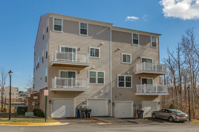 Building Photo - 3-bedroom, 2.5-bathroom condo with a great open-concept main level.