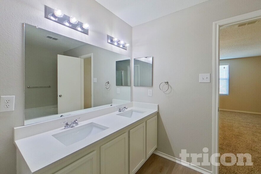 Building Photo - 16616 Jasmine Springs Dr