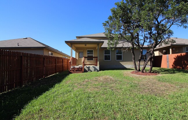 Building Photo - Gorgeous 5/2.5 Home Available for Immediat...