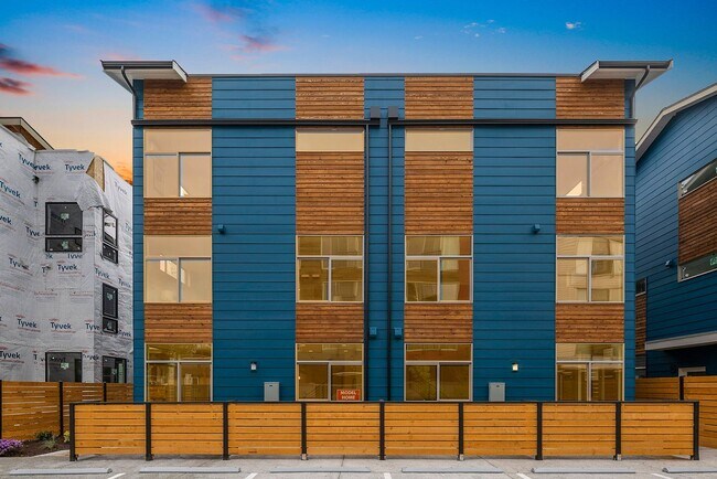 Building Photo - 3 year old Crown Hill townhome