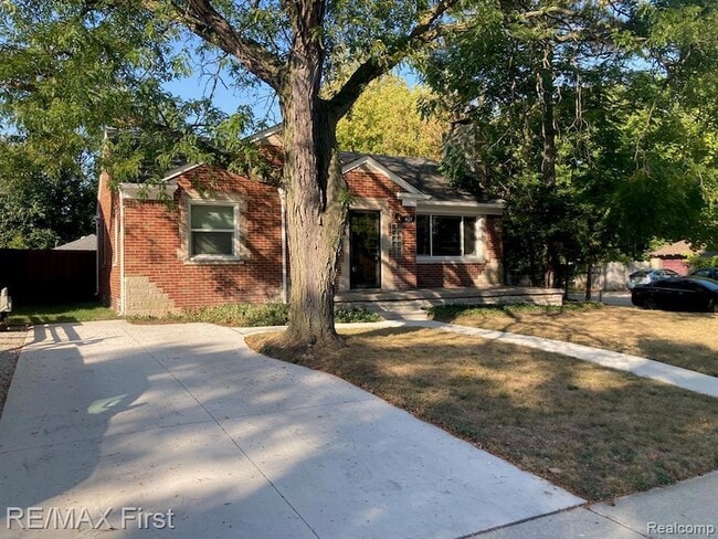 Building Photo - 421 E Farnum Ave