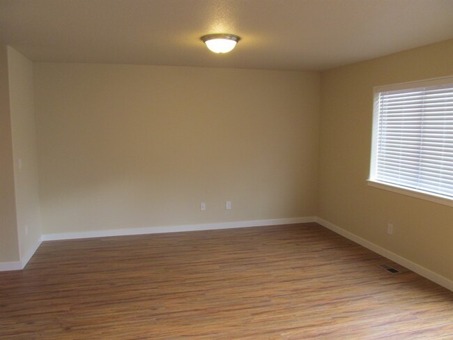 Building Photo - 3 Bed 2.5 Bath  Townhome Near Vancouver Ma...