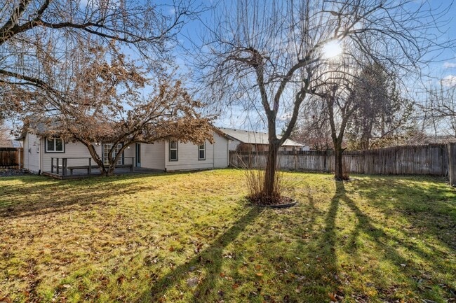 Building Photo - 2036 E Oakridge Ct