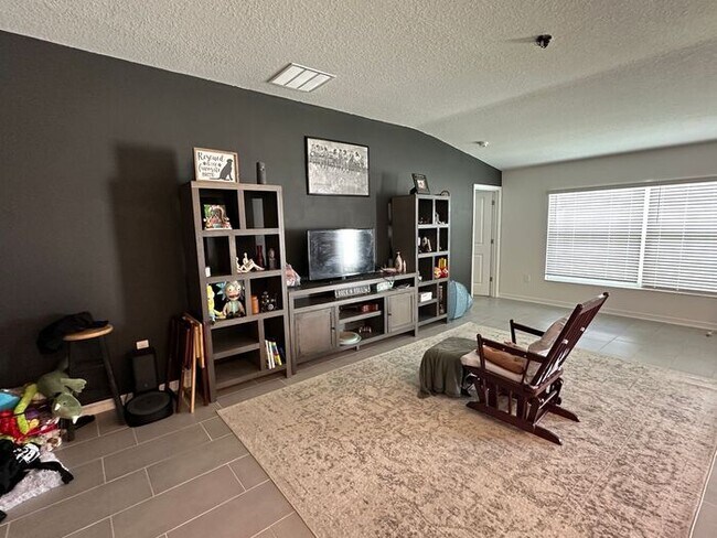 Building Photo - 4 Bedroom 2 bathroom in Haines City