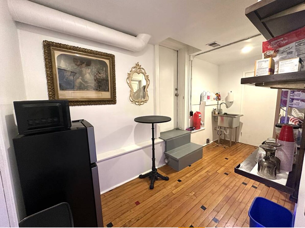 Building Photo - 706 W Pennway St
