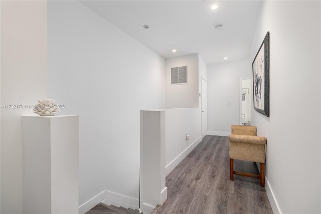 Building Photo - 2475 NE 135th St