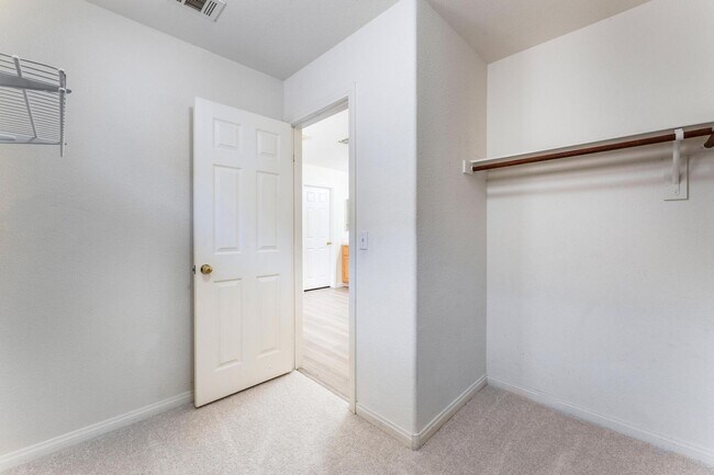 Building Photo - Luxurious Home in Gated Community