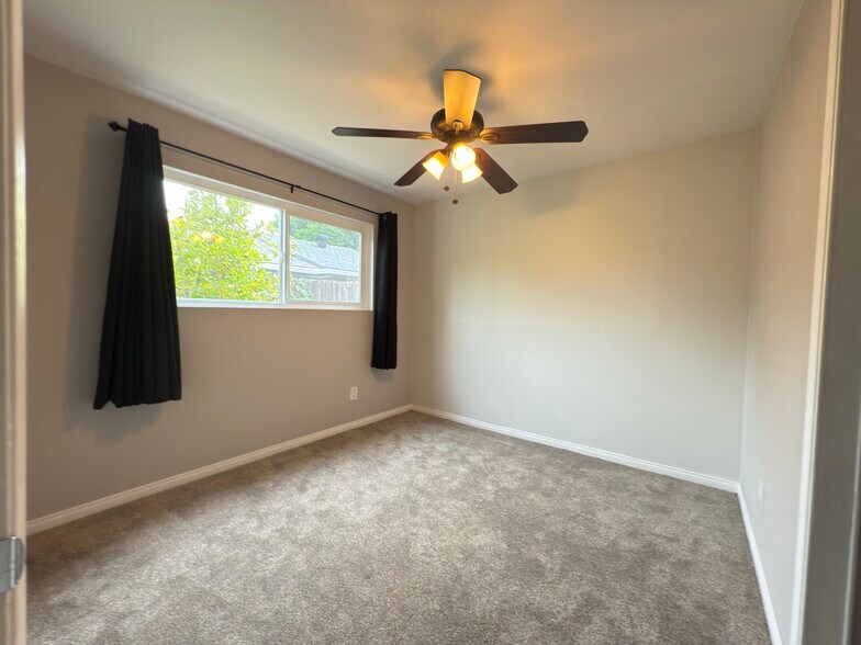 Building Photo - 8151 Beaver Lake Dr