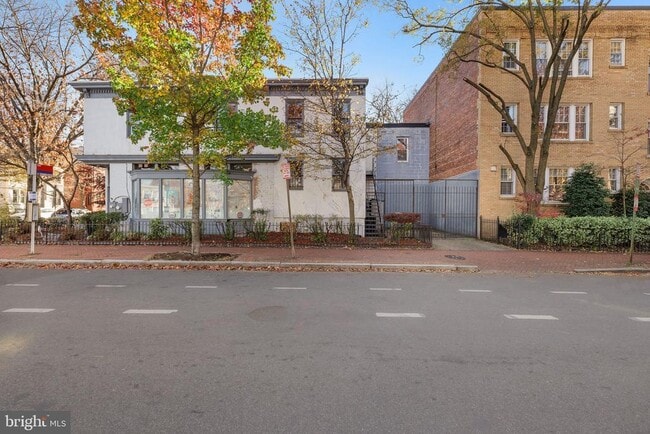 Building Photo - 721 D St NE