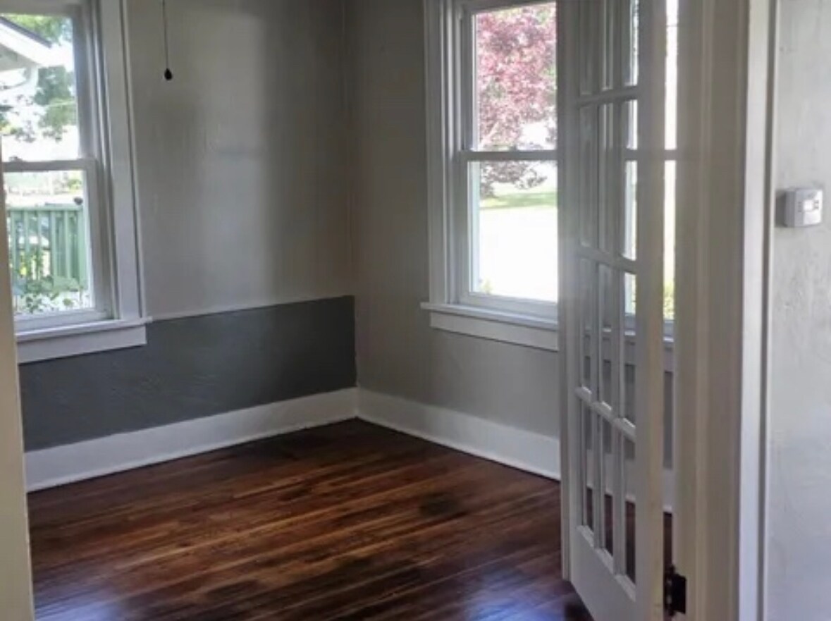 Building Photo - 719 S Market St