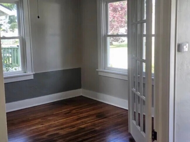 Building Photo - 719 S Market St