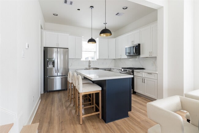 Building Photo - 2428 Ella Blvd