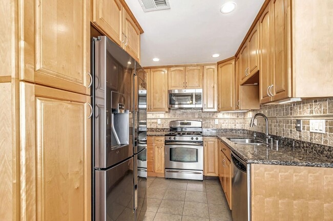 Building Photo - 8130 Park Villa Cir