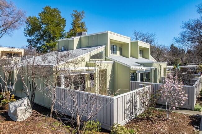 Alternate Building View - Dos Pinos