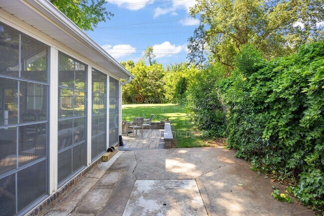 Building Photo - 832 Stanfield Dr
