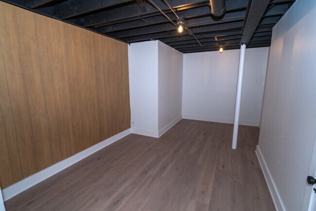 Building Photo - 656 Golf Ln