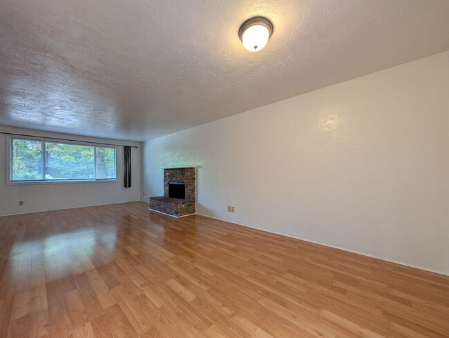 Building Photo - Great 2-Bedroom, 1.5 Bath Duplex in East Eugene!