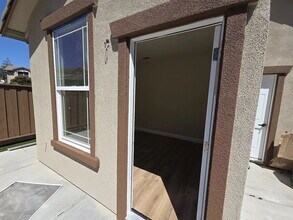 Building Photo - Cozy, comfortable and large living space for a family