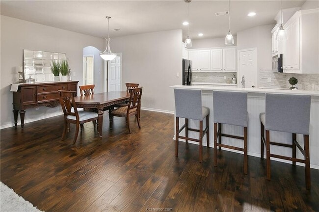 Building Photo - 200 Karten Ln