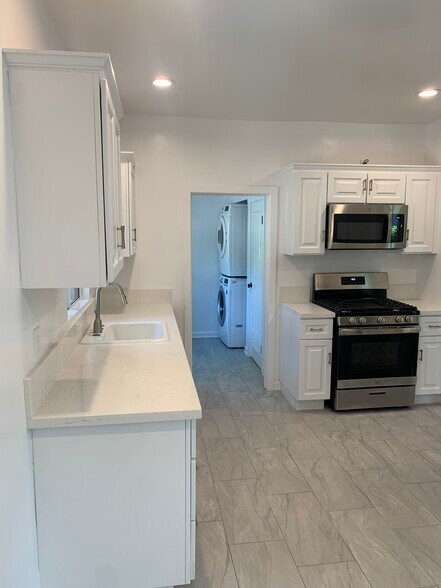 Building Photo - 331 S Reeves Dr