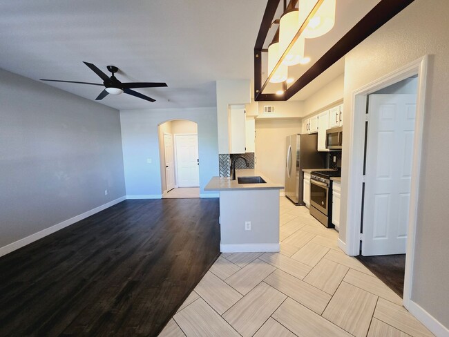 Building Photo - GUARD GATED CONDO W/ GARAGE